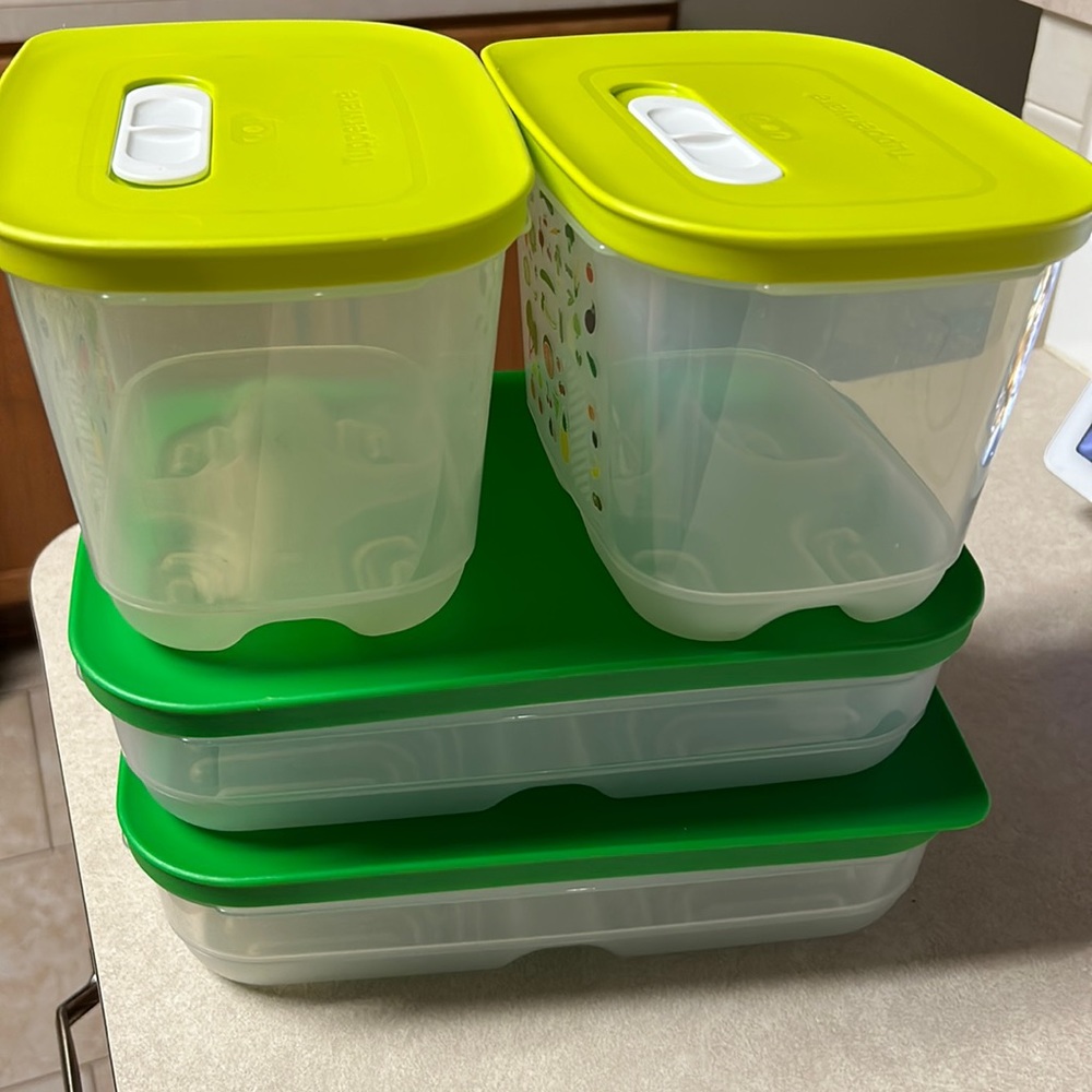 Fridgesmarts set.  Missing larger container.  Has been used.  In good condition.